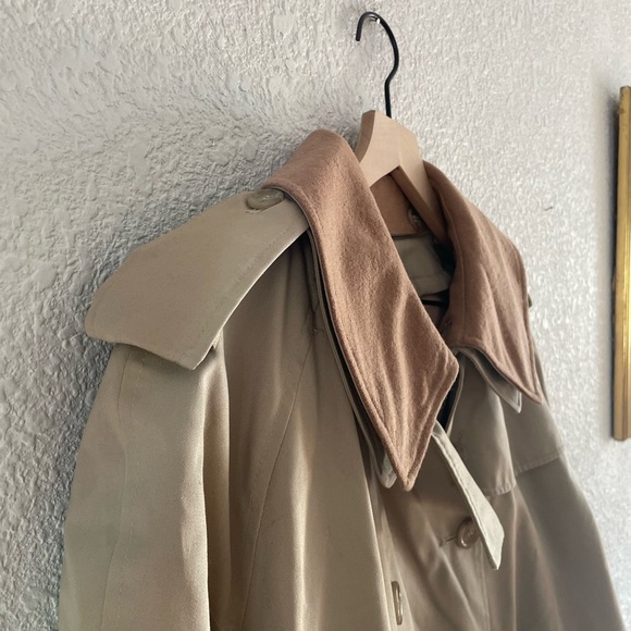 1970s Vintage Trench Coat with Fox Run Lining - Picture 11 of 16